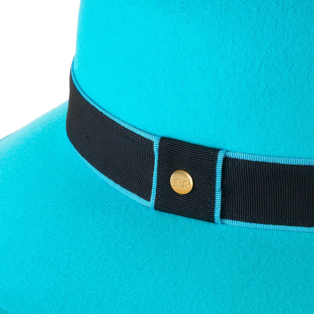 cappello a cloche signorile a tesa larga in lana merinos da donna color turchese regale foto con vista dettaglio ravvicinato 1 primario nesti