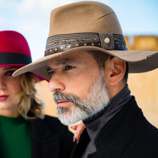 cappello con tesa a taglio vivo rosso rubino e cappello country beige in feltro di lana merinos antipioggia primario nesti coppia perfetta di fusione di stili