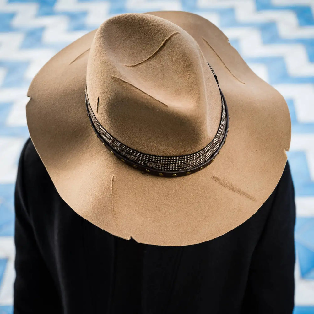 cappello country a taglio vivo in feltro di lana merinos antipioggia beige primario nesti dettaglio texture e fascia gros grain pattern geometrico sfondo