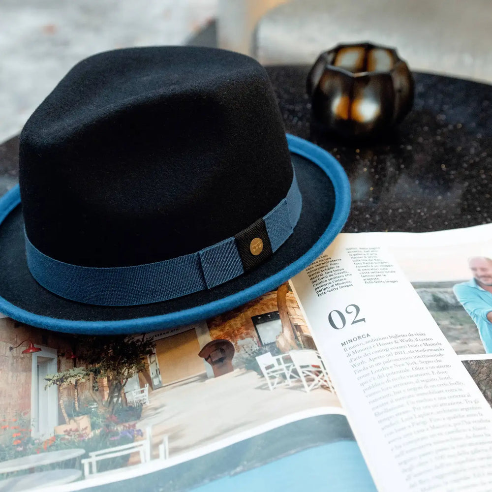 cappello trilby michael jackson primario nesti bicolore composizione con riviste lifestyle e dettagli eleganti