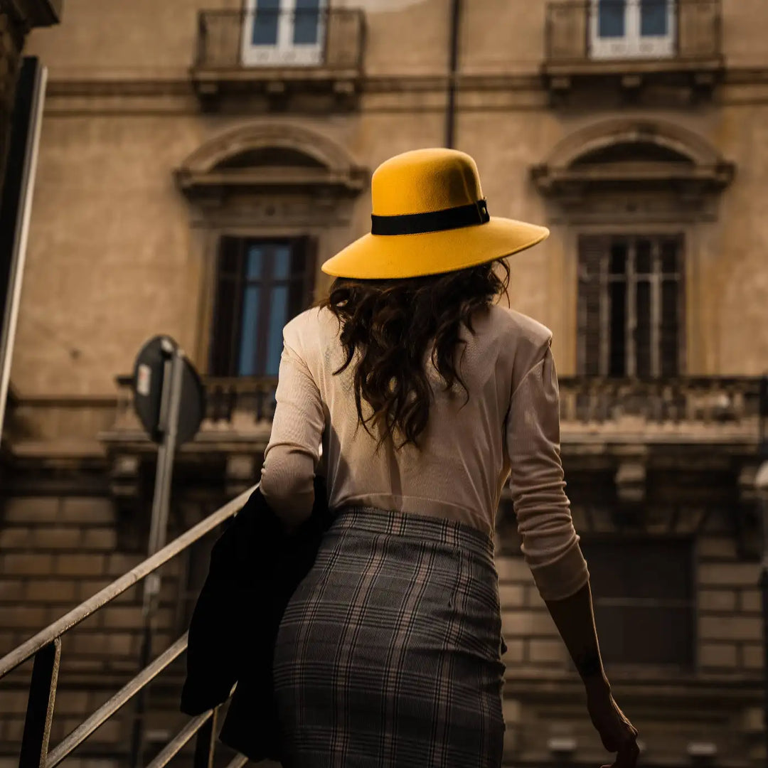 donna elegante con cappello cloche signorile primario nesti tesa larga merinos giallo gonna vintage scale storiche
