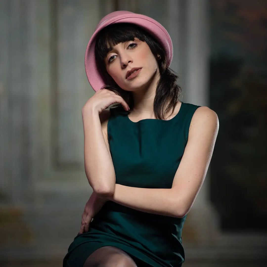 modella con cappello a cloche in feltro di lana merinos primario nesti nastro velluto coordinato ambientazione storica che enfatizza lo stile vintage