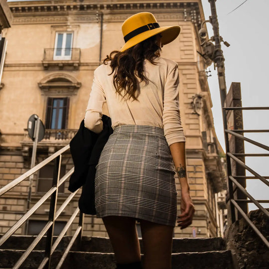 modella con cappello cloche primario nesti merinos giallo outfit vintage ispirato architettura storica