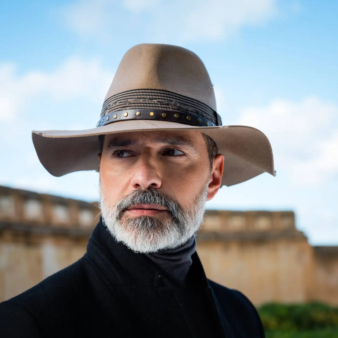 modello maturo con barba indossa cappello country a taglio vivo in feltro di lana merinos antipioggia primario nesti beige location mediterranea storica