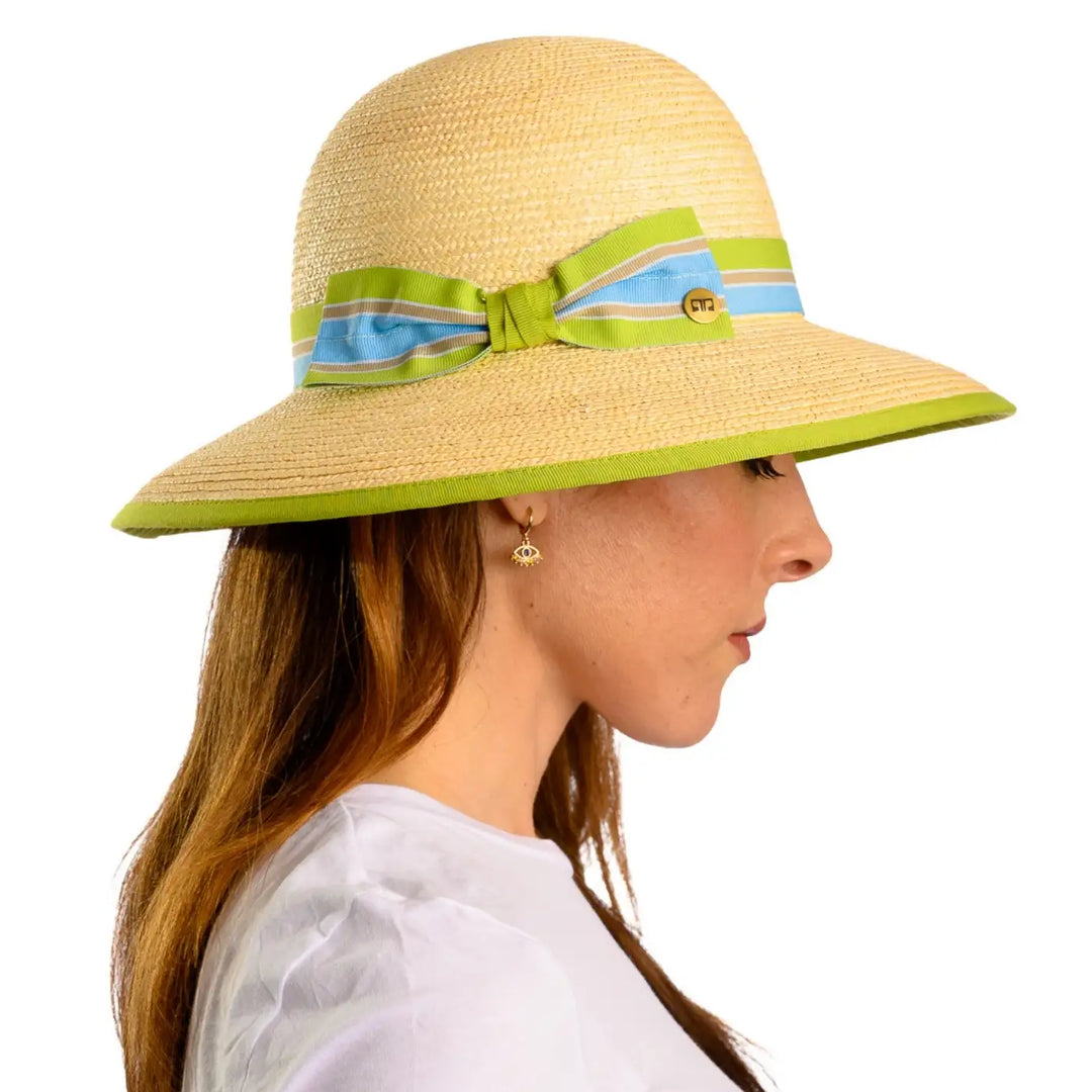 primo piano laterale di donna adulta con capelli lunghi che indossa un cappello a pamela in paglia di firenze color treccia chiara realizzato da primario nesti