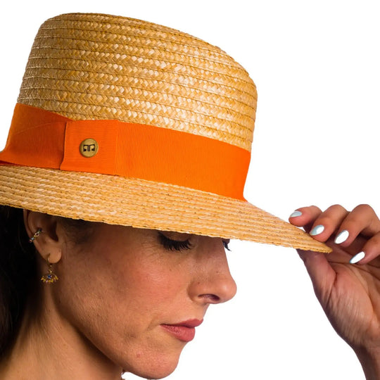 primo piano laterale ravvicinato di donna con capelli lunghi che indossa un cappello tesa larga in paglia di firenze color treccia scura realizzato da primario nesti