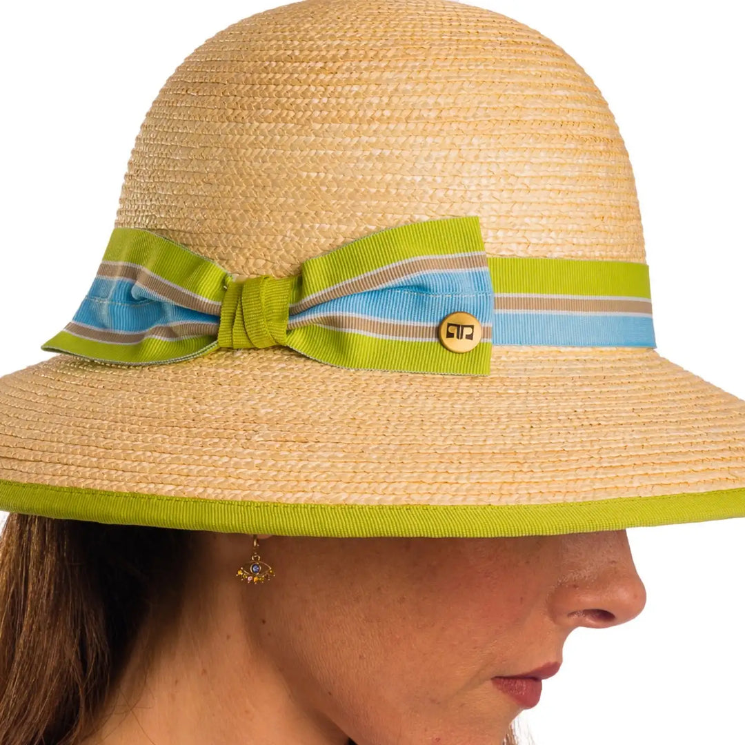 vista laterale ravvicinata di una donna con capelli lunghi che indossa un cappello a pamela in paglia di firenze color treccia chiara fatto a mano da primario nesti