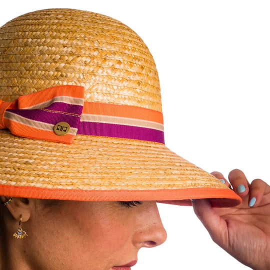 vista laterale ravvicinata di una donna con capelli lunghi che indossa un cappello a pamela in paglia di firenze color treccia scura fatto a mano da primario nesti