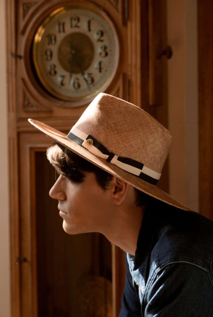 foto di un ragazzo giovane che indossa un Cappello Fedora a Tesa Larga Extra Fine di Primario Nesti