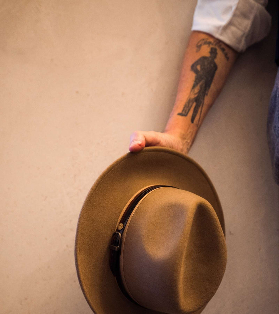foto del cappello fedora classico invernale di primario nesti, con braccio con tatuaggio di gentleman