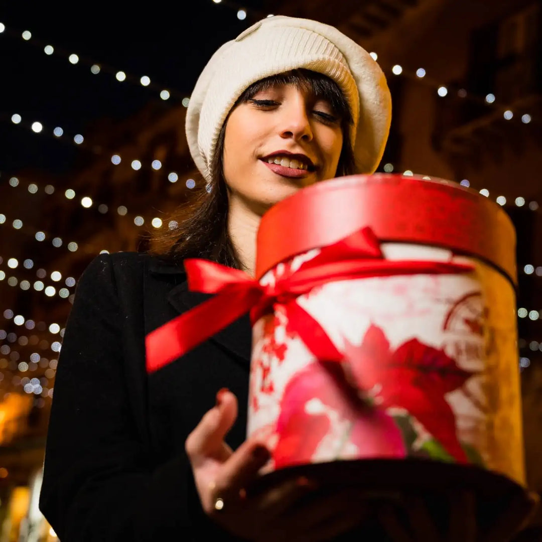 basco morbido alla francese primario nesti bianco di lana cucitura in maglia ritratto modella con luci festive perfetto cappello invernale donna