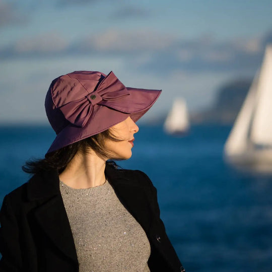 bucket impermeabile foderato in pile con fiocco primario nesti colore malva modella in controluce massima espressione dei cappelli donna invernali