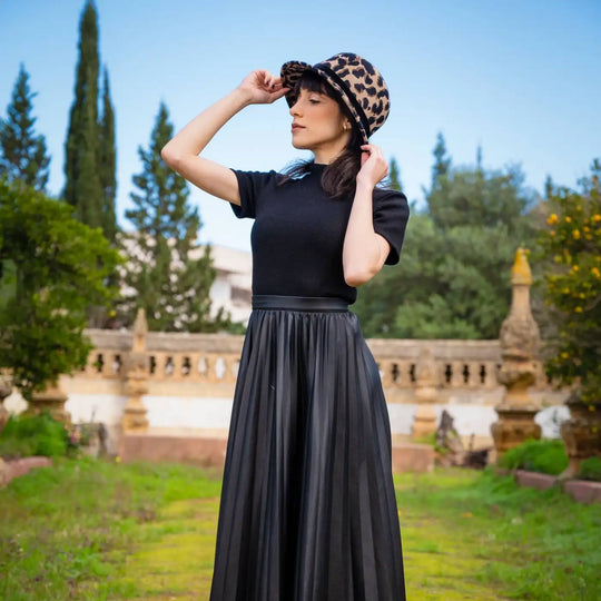 cappello a cloche a campana animalier in feltro di lana merinos primario nesti su modella posa elegante in giardino massima espressione dello stile donna