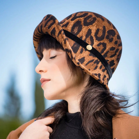 cappello a cloche ala rialzata animalier in feltro di lana merinos primario nesti profilo modella controluce design audace e sofisticato