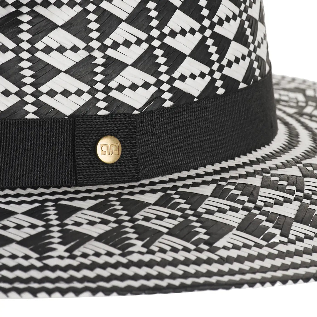 cappello a tesa larga fantasia geometrica da donna e uomo foto con vista dettaglio ravvicinato color bianco nero primario nesti cappello ilary blasi unica