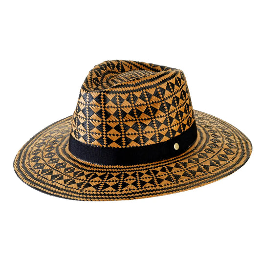 cappello a tesa larga fantasia geometrica da donna uomo foto con vista inclinata color avana nero primario nesti cappello ilary blasi unica