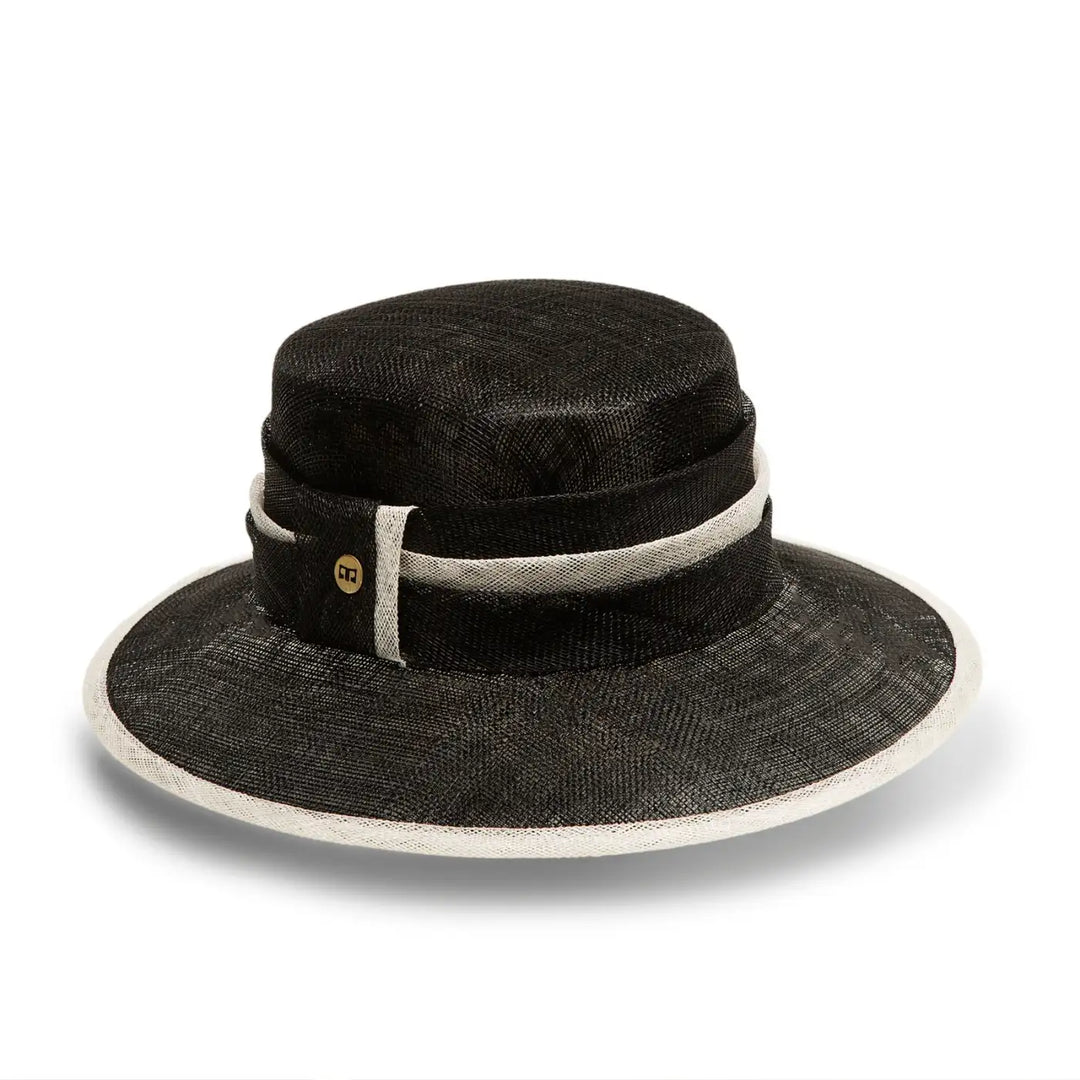 cappello da cerimonia estivo elegante da donna foto con vista inclinata color nero bianco primario nesti