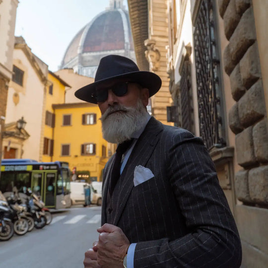 cappello elegante uomo fedora coccos primario nesti in lana merinos colore marrone su modello maturo nel suo look raffinato a firenze