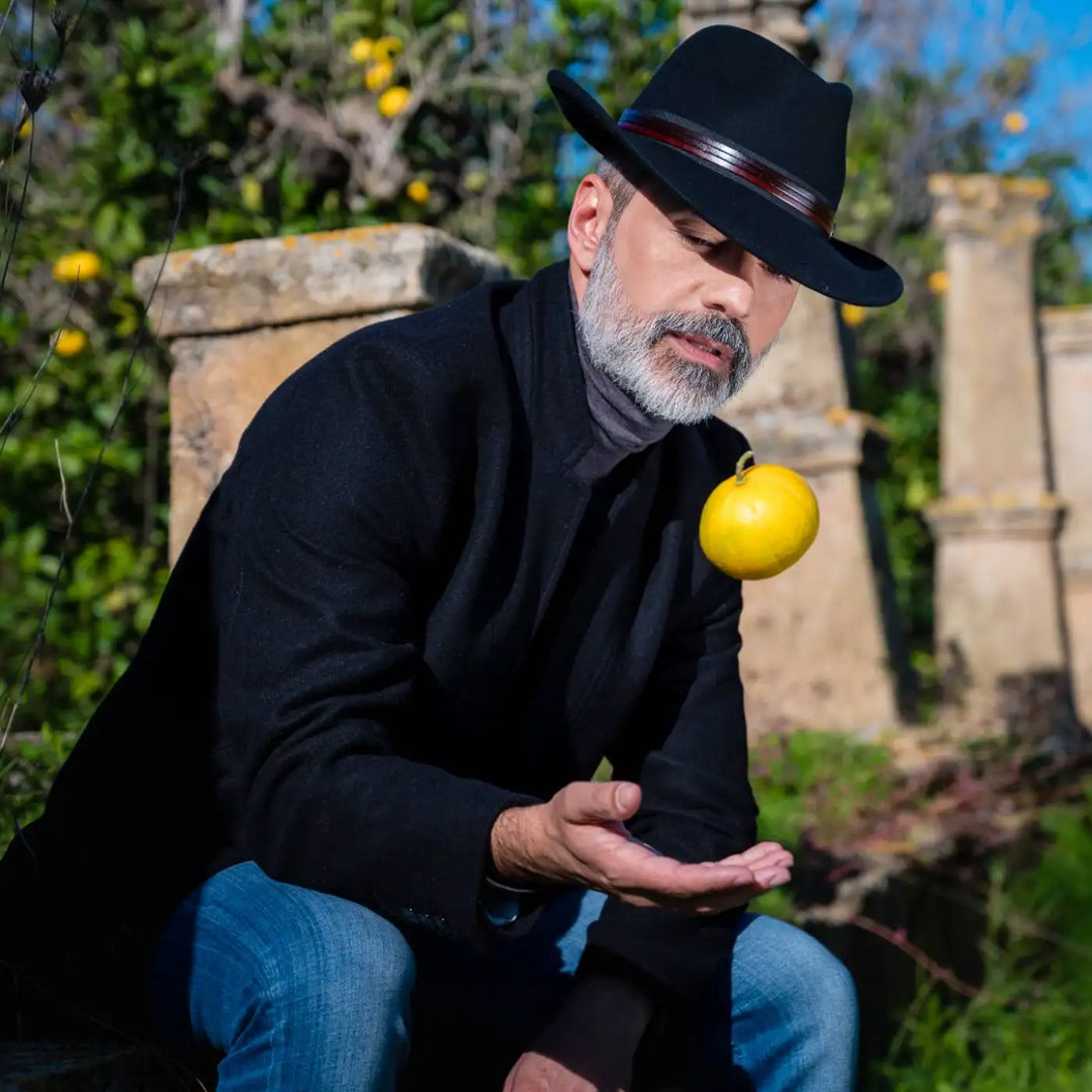 cappello fedora classico in feltro di lana merinos antipioggia nero modello in esterni storici interpretazione moderna del cappello uomo