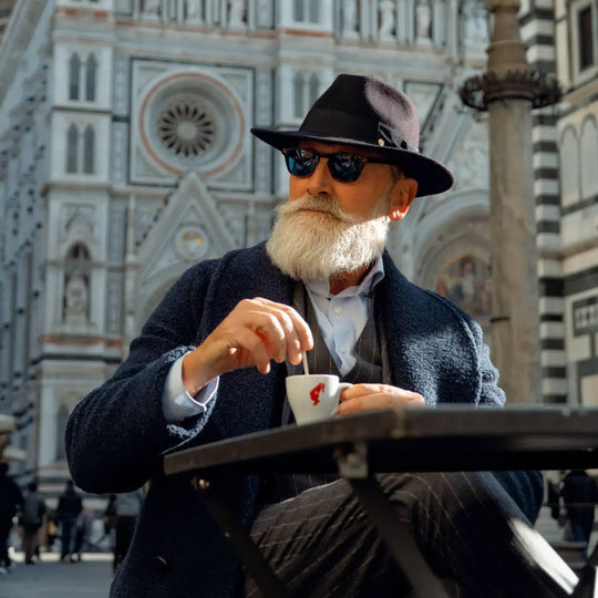 cappello fedora coccos primario nesti in lana merinos marrone su gentleman maturo pausa caffe al duomo di firenze in stile invernale elegante