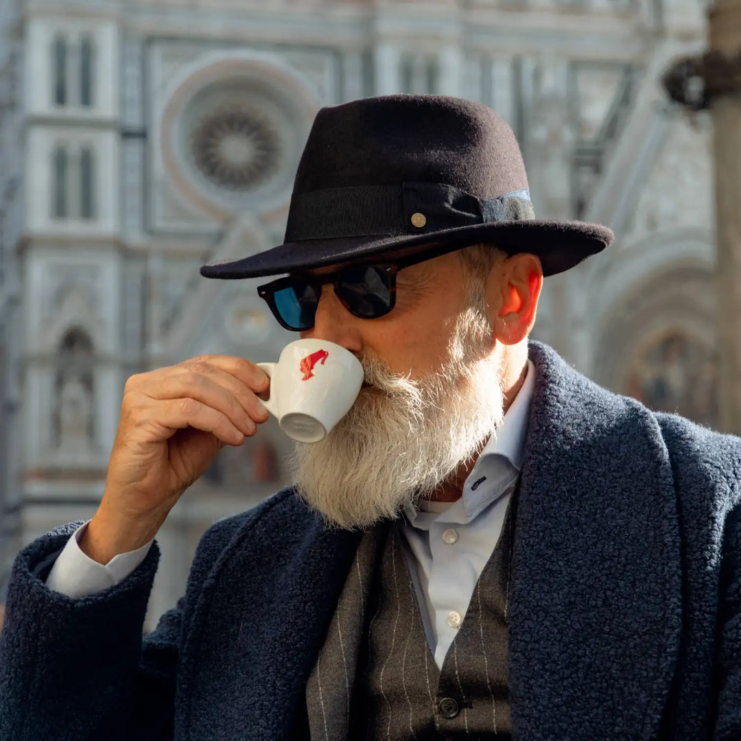 cappello invernale uomo fedora coccos primario nesti in lana merinos su gentleman distinto per una pausa caffe con sfondo il duomo di firenze