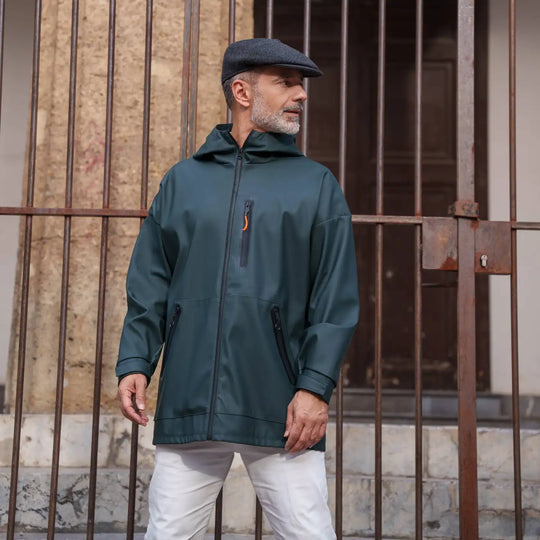 gentleman con coppola peaky blinders newsboy primario nesti outfit casual urbano location storica con inferriate