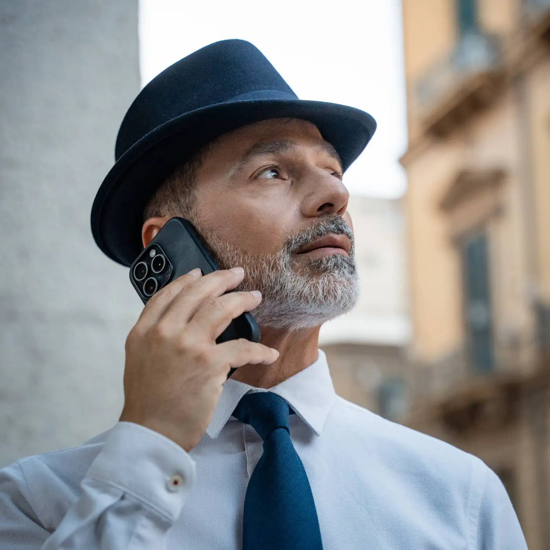 gentleman con trilby classico primario nesti lapin blu navy conversazione telefonica luce naturale soffusa pomeridiana