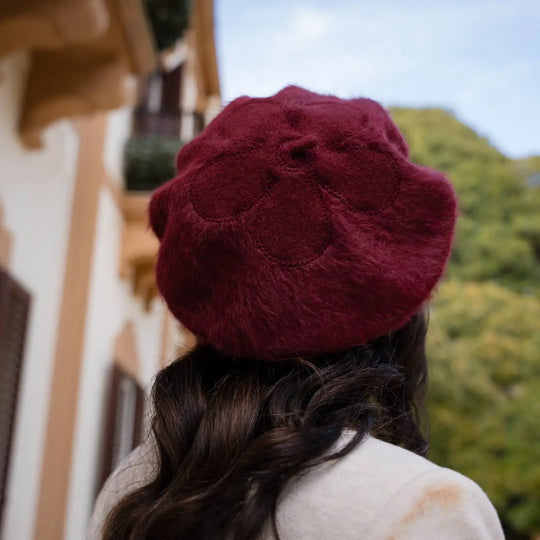 look bohemien con basco parigino in angora e lapin con ricamo floreale primario nesti bordeaux profilo naturale verde sullo sfondo