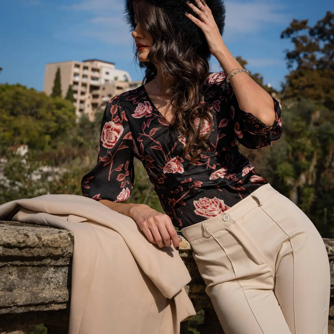 look urban chic con colbacco in piumaggio naturale di gallopavo primario nesti nero blusa fantasia floreale pantalone beige