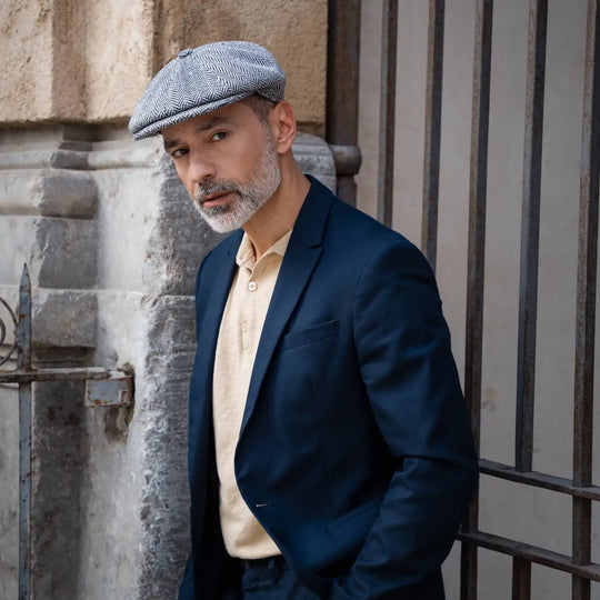 modello adulto con coppola peaky blinder spigata primario nesti in uno stile business casual urbano