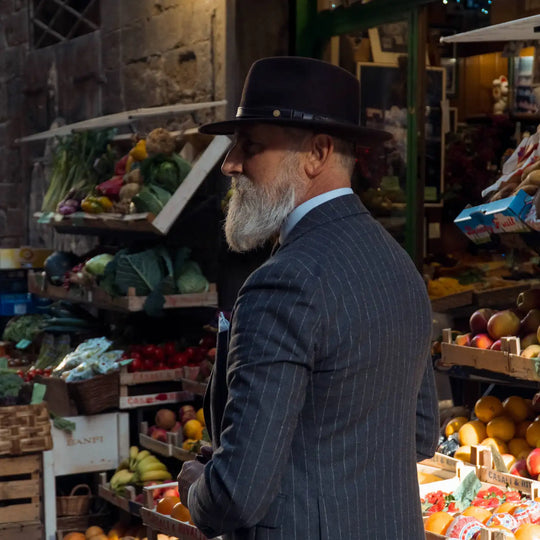 modello distinto in completo scuro con cappello fedora tradizionale primario nesti antipioggia cattura lessenza dello stile italiano al mercato locale di firenze