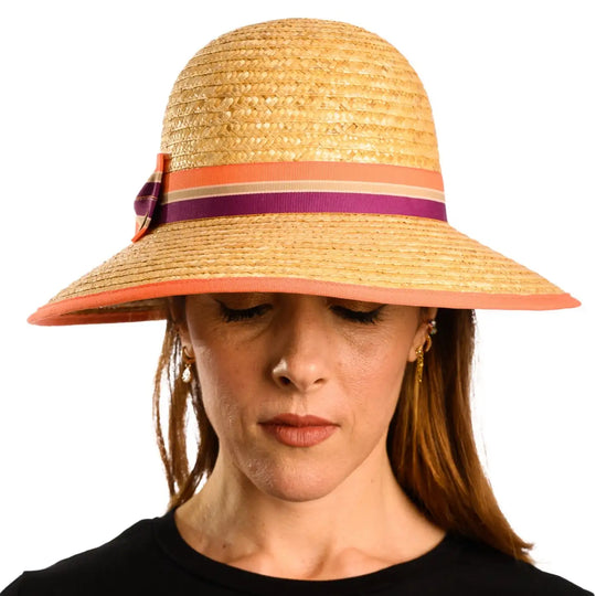 primo piano frontale di donna con capelli lunghi che indossa un cappello a pamela in paglia di firenze color treccia scura fatto da cappelleria primario nesti