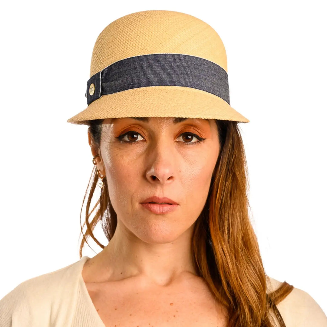 primo piano frontale di donna con capelli lunghi che indossa un cappello di panama con visiera corta color naturale fatto da cappelleria primario nesti