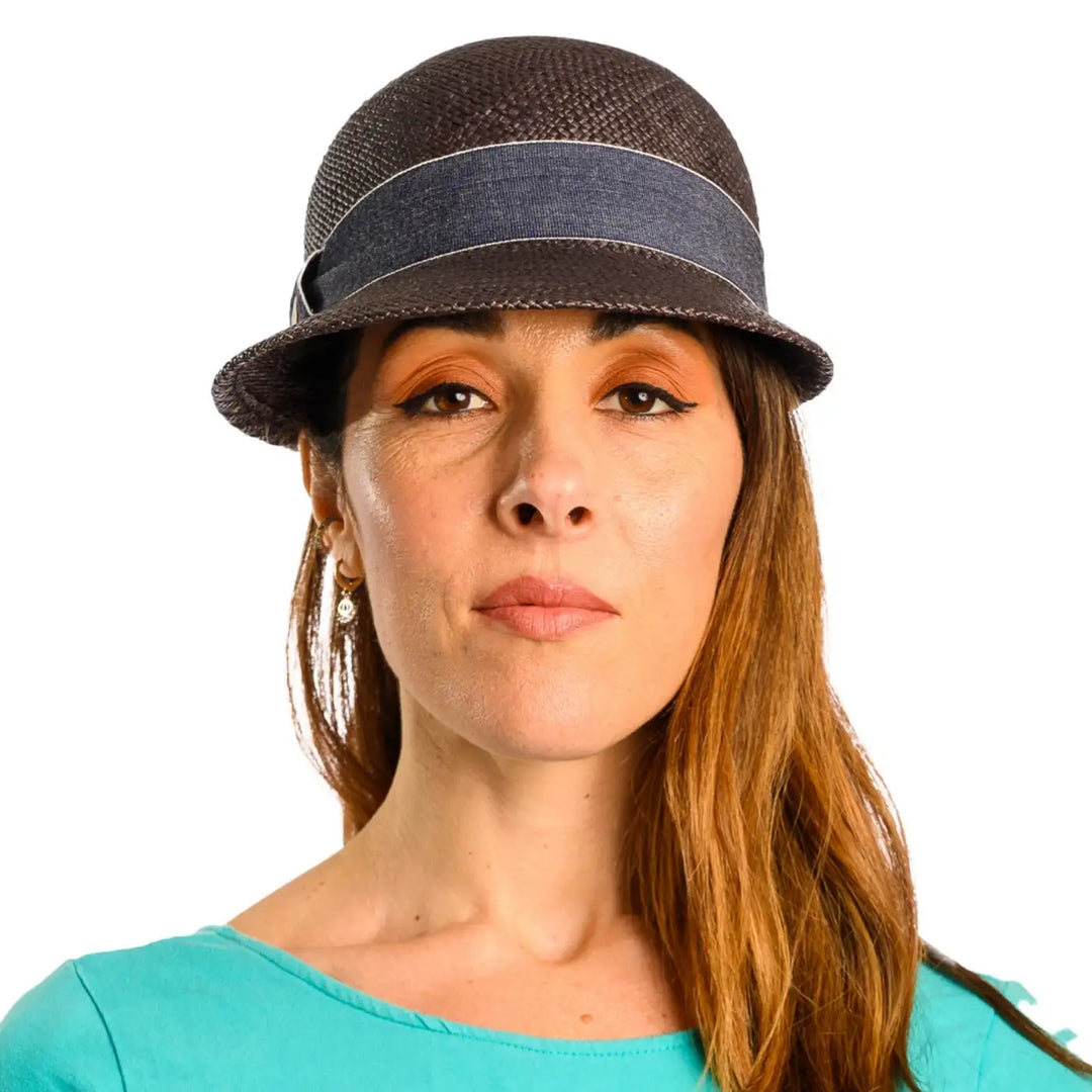 primo piano frontale di donna con capelli lunghi che indossa un cappello di panama con visiera corta color nero fatto da cappelleria primario nesti