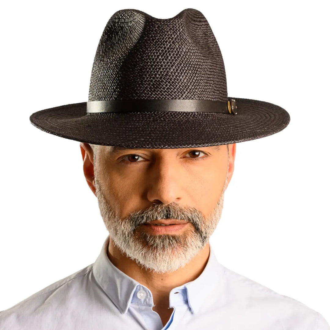 primo piano frontale di un uomo con barba che indossa un cappello di panama a tesa media da sole color nero realizzato da cappelleria primario nesti