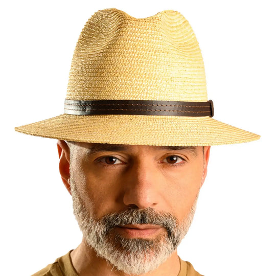 primo piano frontale di uomo con barba che indossa un cappello tesa media in paglia di firenze color treccia chiara fatto da cappelleria primario nesti