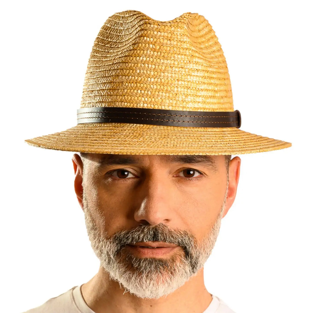 primo piano frontale di uomo con barba che indossa un cappello tesa media in paglia di firenze color treccia scura fatto da cappelleria primario nesti