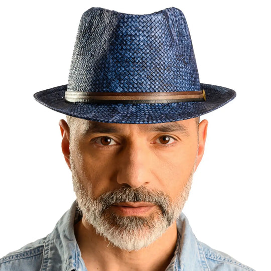 primo piano frontale di uomo con barba che indossa un cappello trilby a tesa corta stonewashed color jeans fatto da cappelleria primario nesti