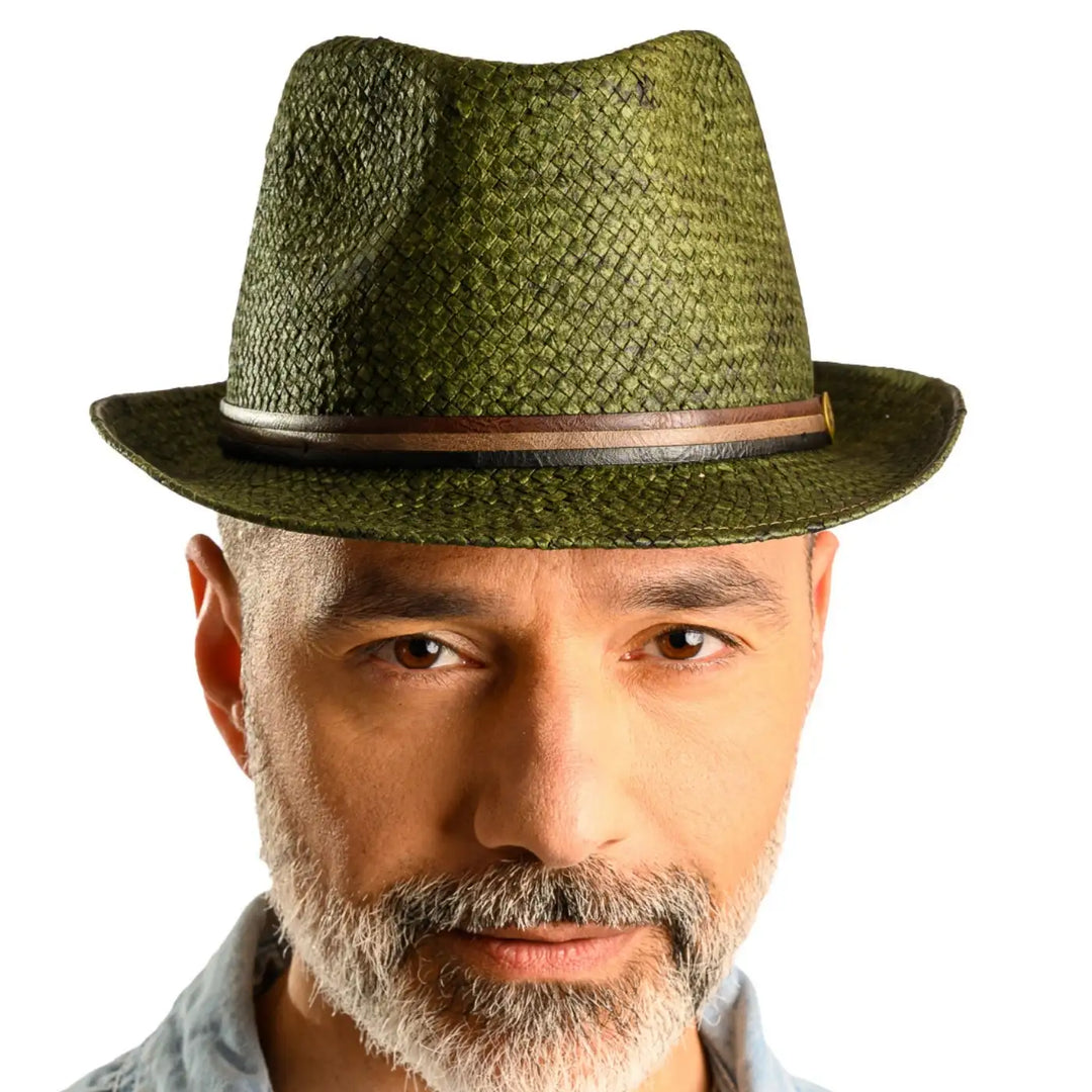 primo piano frontale di uomo con barba che indossa un cappello trilby a tesa corta stonewashed color verde fatto da cappelleria primario nesti