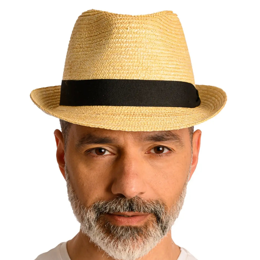 primo piano frontale di uomo con barba che indossa un cappello trilby in paglia di firenze color treccia chiara fatto da cappelleria primario nesti