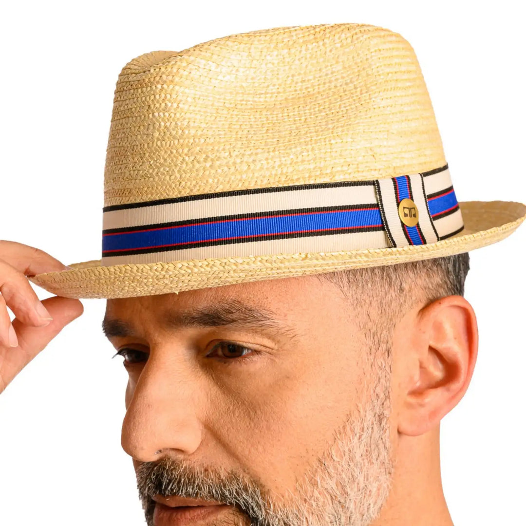 primo piano frontale inclinato di uomo con barba che indossa un cappello da mare in paglia di firenze color treccia chiara realizzato da cappelleria primario nesti