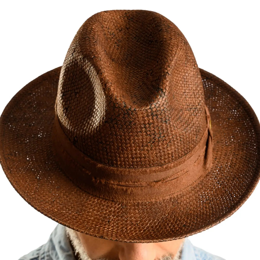 primo piano frontale ravvicinato di uomo con barba che indossa un cappello trilby a tesa media stonewashed color marrone realizzato da primario nesti