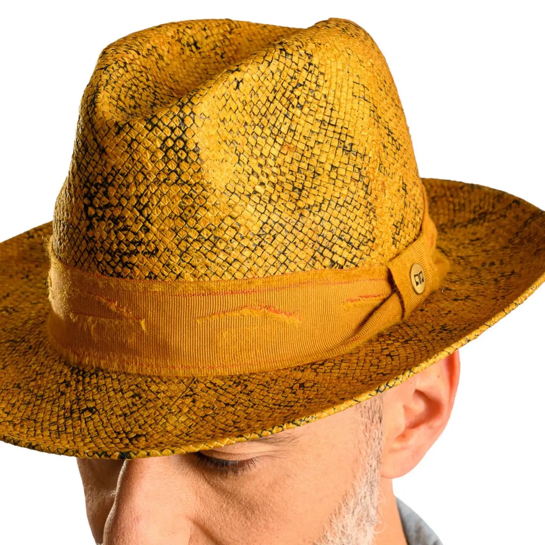 primo piano frontale ravvicinato di uomo con barba che indossa un cappello trilby a tesa media stonewashed color ocra realizzato da primario nesti