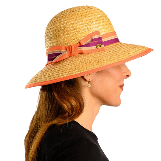 primo piano laterale di donna adulta con capelli lunghi che indossa un cappello a pamela in paglia di firenze color treccia scura realizzato da primario nesti