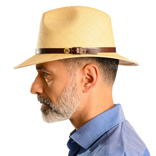 primo piano laterale di un uomo con barba che indossa un cappello di panama a tesa media da sole color naturale realizzato da cappelleria primario nesti