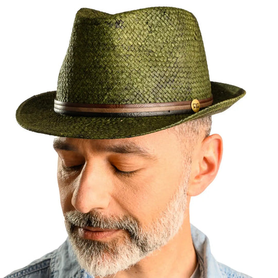 primo piano laterale inclinato di uomo con barba che indossa un cappello trilby a tesa corta stonewashed color verde realizzato da primario nesti