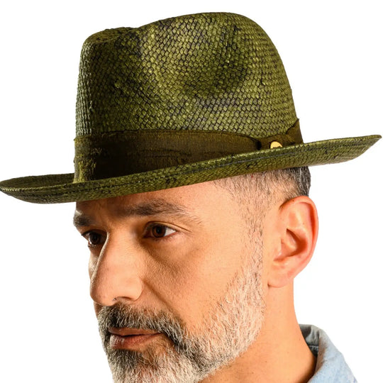 primo piano laterale inclinato di uomo con barba che indossa un cappello trilby a tesa media stonewashed color verde realizzato da primario nesti