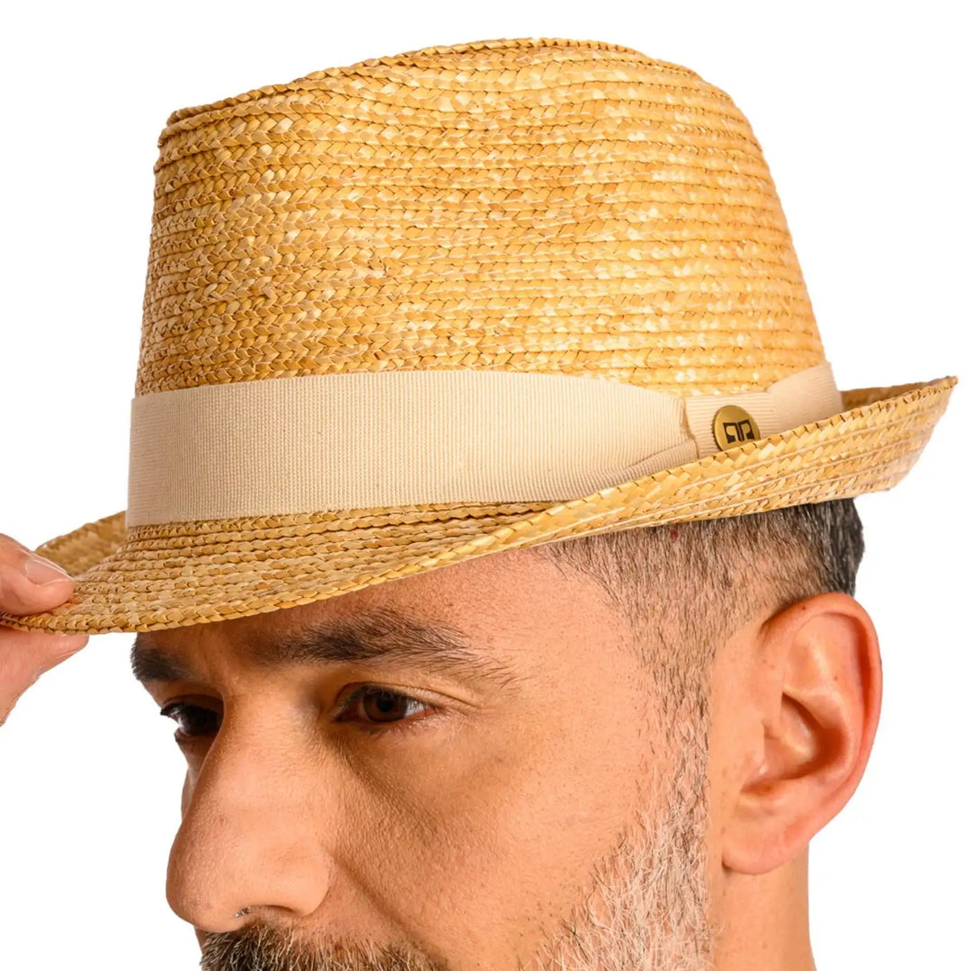 primo piano laterale ravvicinato di uomo con barba che indossa un cappello trilby in paglia di firenze color treccia scura realizzato da cappelleria primario nesti