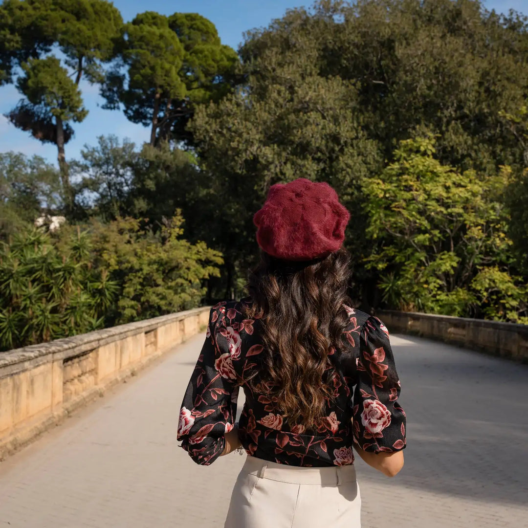 street style con basco parigino in angora e lapin con ricamo floreale primario nesti bordeaux vista posteriore viale alberato palermo