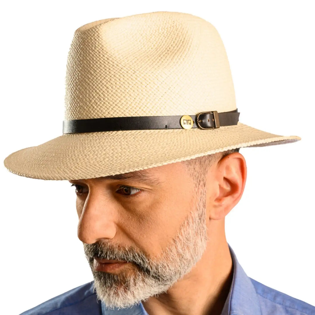 vista frontale inclinata di un uomo con barba che indossa un cappello di panama a tesa media da sole color bianco fatto a mano da cappelleria primario nesti